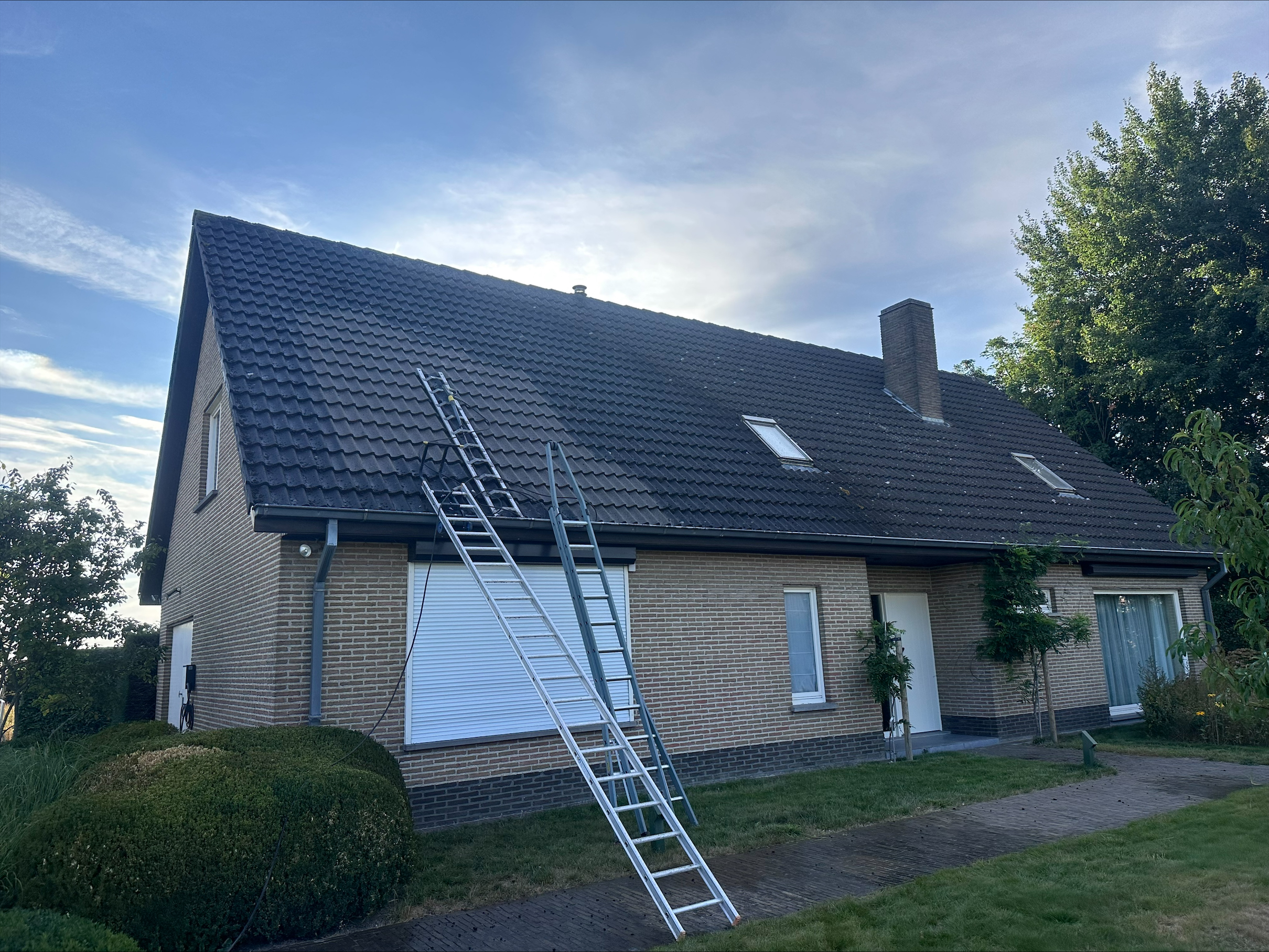 Woning met verzorgd dak na reiniging