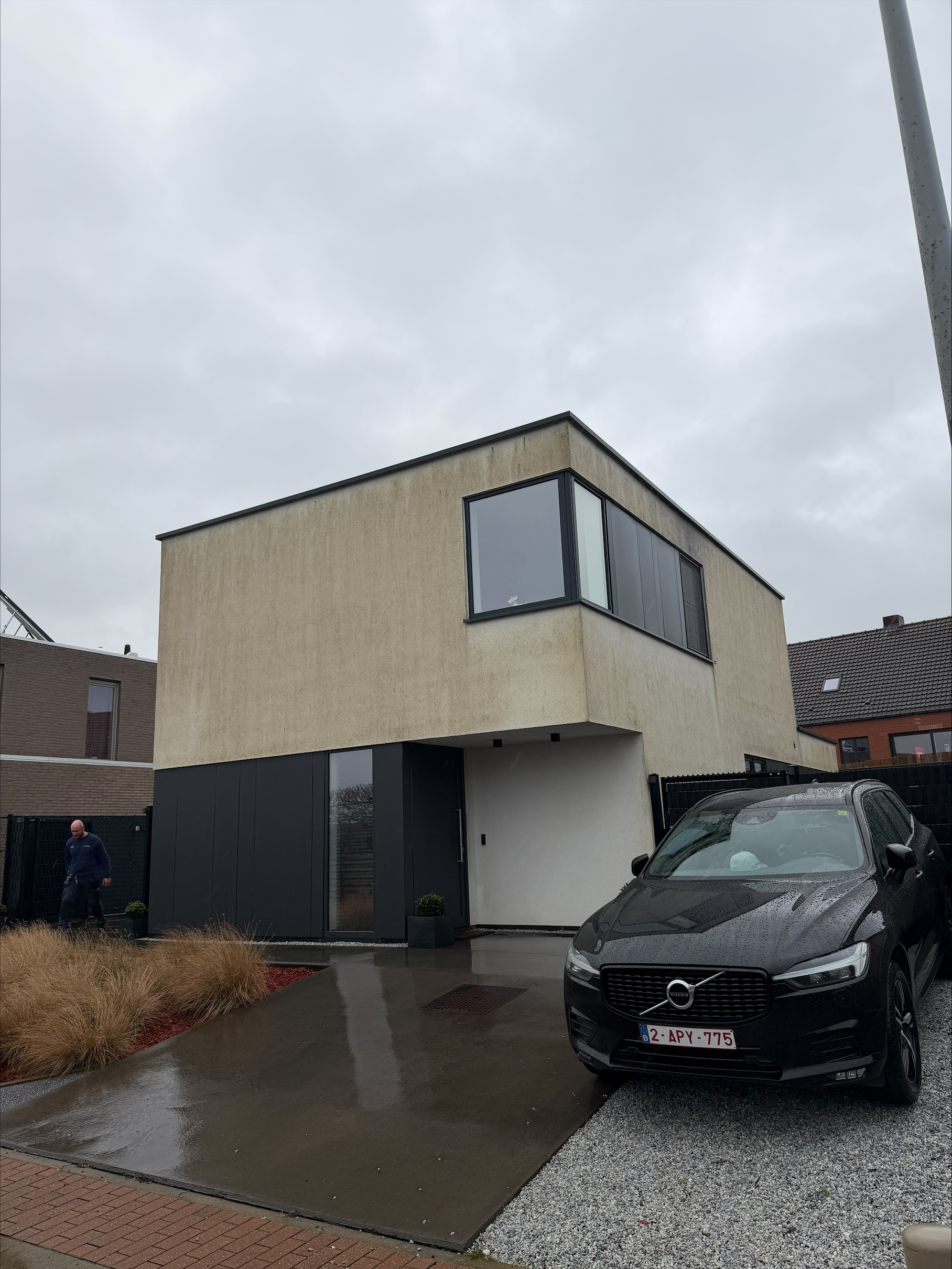 Moderne gevel vóór de behandeling