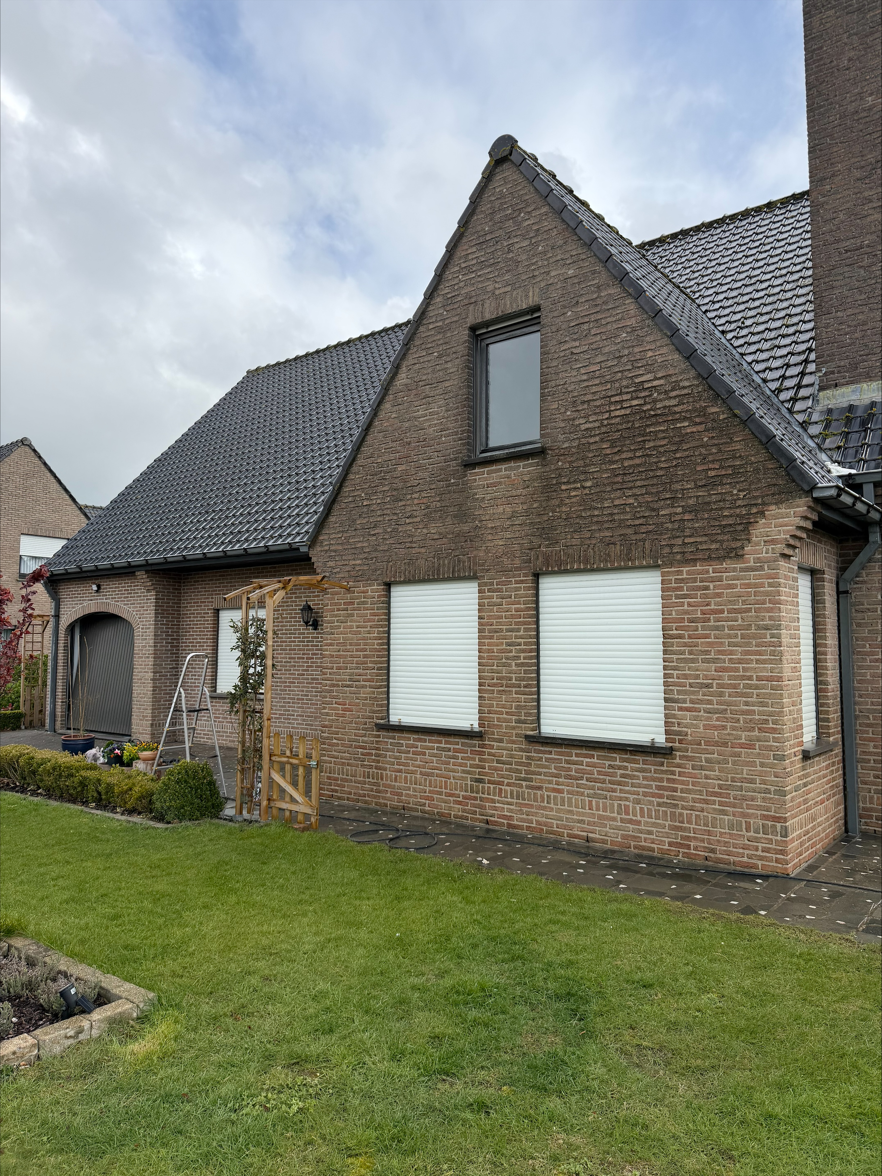Woninggevel vóór reiniging
