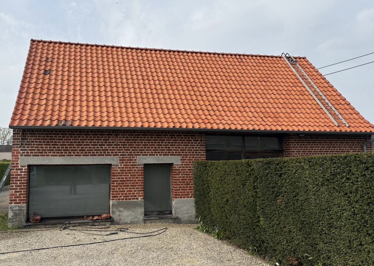 Overzicht van een afgewerkt rood pannendak